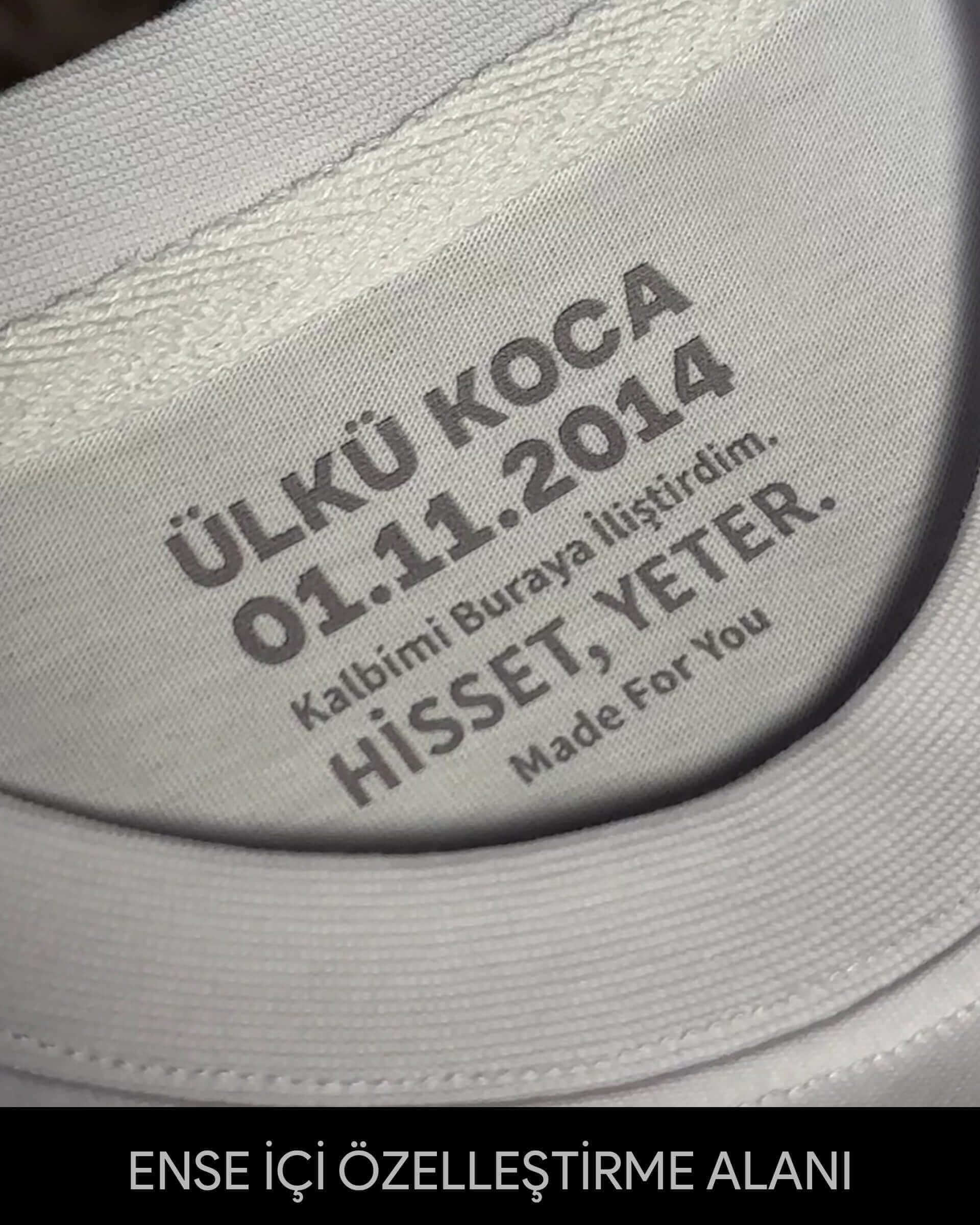 Solitude Heading North Relax Regular T-ShirtBeden Seçimi Satın almadan önce beden tablomuzu kontrol etmeyi unutmayın. Tişörtlerimiz RELAX REGULAR kalıpla üretilmiştir.Standart beden ölçülerine göre tasarlanmış olup, ne dar ne de bol bir kesime sahiptir. R